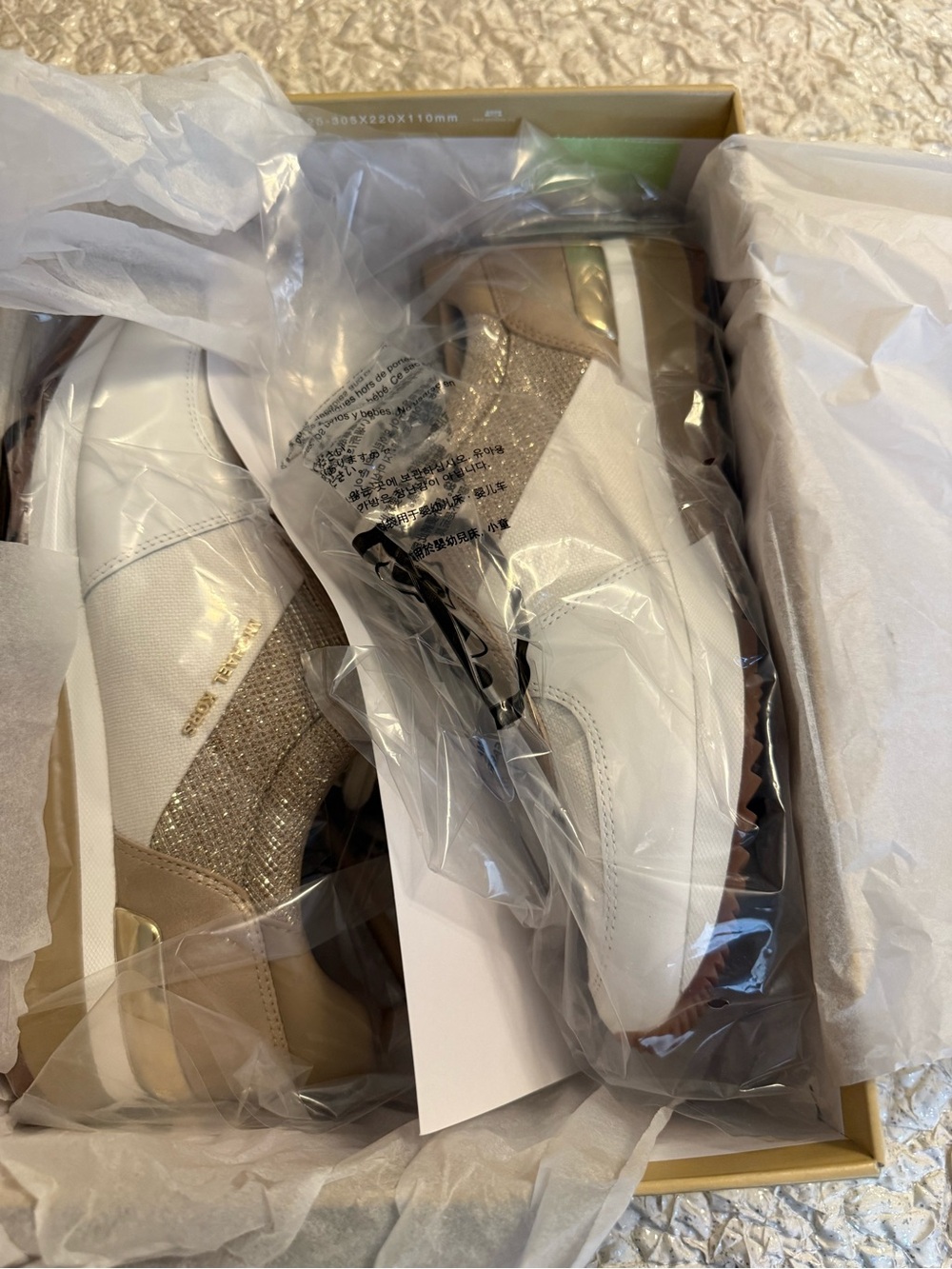 MICHAEL Michael Kors Shoe Box in Gold and White